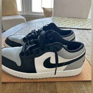 Men's Black and Gray Sneakers - Air Jordan mint condition size 10.5